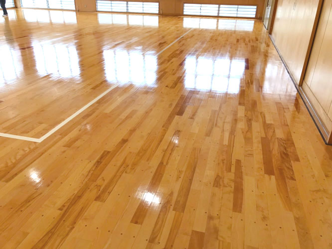 武道場床面パテ処理後水性2液ウレタン施工事例